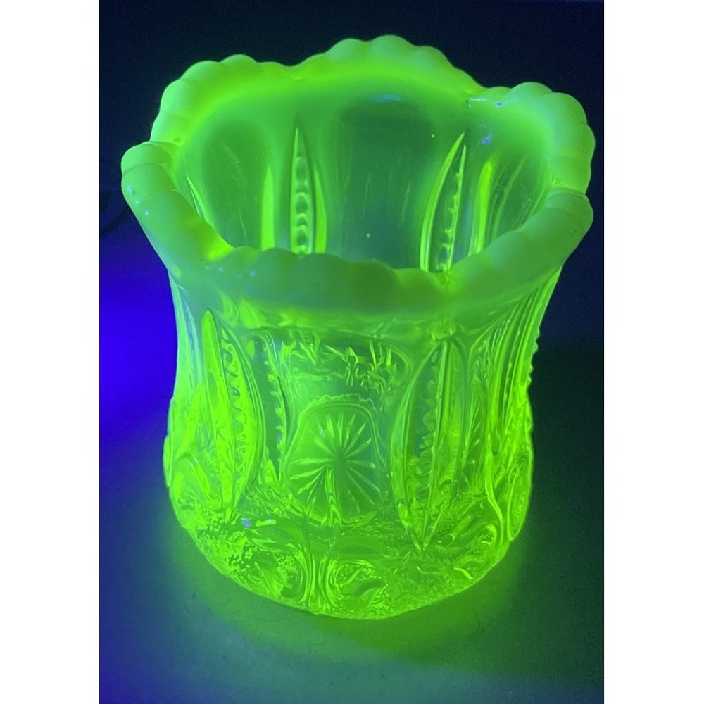 Jefferson Vaseline Opalescent Uranium Toothpick Iris With Meander 2.5" Tall